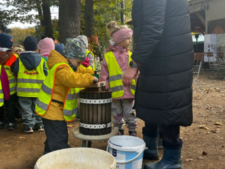 Krásný výlet do botanické zahrady a výroba moštu